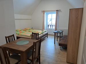 um quarto com uma mesa e uma cama e uma sala de jantar em Penzion Richard em Bělá pod Pradědem