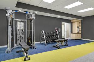 un gimnasio con cintas de correr y máquinas en una habitación en TownePlace Suites by Marriott Sumter, en Sumter