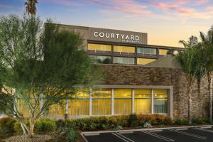 un immeuble de bureaux avec un panneau indiquant la cour dans l'établissement Courtyard by Marriott Los Angeles Woodland Hills, à Woodland Hills