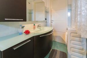 een badkamer met een wastafel en een spiegel bij 094 - A Cà di Fratti, Cardini 15 minuti dal mare in Velici Inferiore