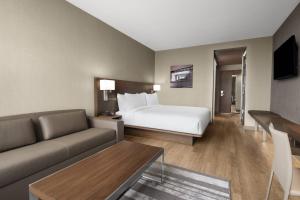 pokój hotelowy z łóżkiem i kanapą w obiekcie AC Hotel by Marriott Fort Lauderdale Sawgrass Mills Sunrise w mieście Sunrise