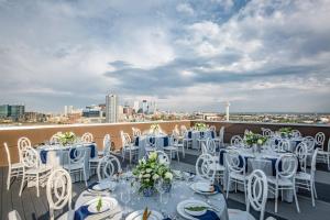 un ensemble de tables et de chaises sur un balcon dans l'établissement Fairfield Inn & Suites by Marriott Denver Downtown, à Denver