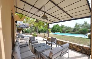 un patio con mesa, sillas y piscina en Nice Home In Fayence With Wifi, en Fayence