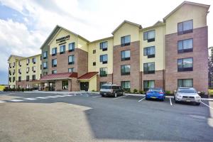 een hotel met auto's geparkeerd op een parkeerplaats bij TownePlace Suites by Marriott Dover Rockaway in Dover