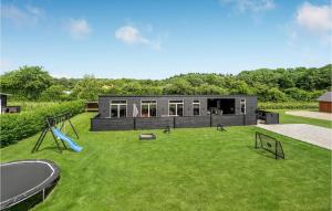una casa modular con parque infantil en un patio en Awesome Home In Haderslev With 5 Bedrooms And Wifi, en Store Anslet
