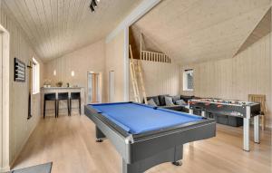 VigにあるStunning Home In Vig With Sauna, Indoor Swimming Pool And Wifiのビリヤード台とソファが備わる客室です。