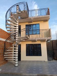 uma escada em espiral ao lado de uma casa em VILLA BRAULIO em Rozo