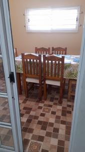 ein Esszimmer mit einem Tisch, Stühlen und einem Fenster in der Unterkunft Victoria apart in San Ramón de la Nueva Orán