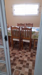 Un comedor con mesa y sillas y una ventana. en Victoria apart, en San Ramón de la Nueva Orán