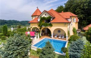 an aerial view of a house with a swimming pool at Pet Friendly Home In Sv,kriz Zacretje With Jacuzzi in Gornja Pačetina