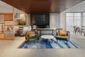 sala de estar con mesa y sillas en Fairfield Inn & Suites by Marriott Stony Creek, en Stony Creek