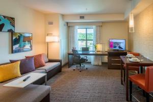 sala de estar con sofá y escritorio en Residence Inn by Marriott Philadelphia Great Valley/Malvern, en Malvern