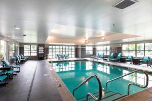 una gran piscina con sillas y mesas azules en Residence Inn by Marriott Philadelphia Great Valley/Malvern, en Malvern
