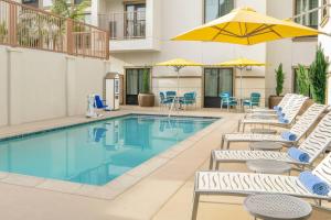 SpringHill Suites by Marriott San Diego Carlsbad 내부 또는 인근 수영장