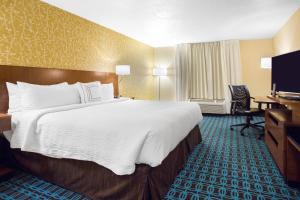 Pokój hotelowy z dużym łóżkiem i telewizorem w obiekcie Fairfield Inn & Suites by Marriott Santa Fe w mieście Santa Fe