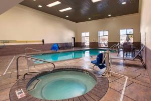 een groot zwembad met een hot tub in een hotelkamer bij Fairfield Inn & Suites by Marriott Santa Fe in Santa Fe