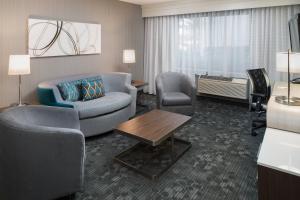 une chambre d'hôtel avec un canapé, des chaises et une table dans l'établissement Courtyard by Marriott Vacaville, à Vacaville