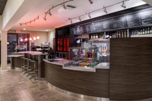 a bar in a restaurant with a counter at Courtyard by Marriott Vacaville in Vacaville