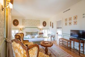 a living room with a couch and a tv at Relais Colle San Pietro in Verona
