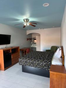 a bedroom with a bed and a flat screen tv at La Copa Inn Alamo in Alamo