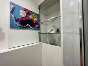 切法卢Horizon Suites的白色的步入式衣橱，墙上挂着一幅画