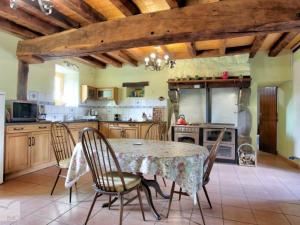 cocina con mesa y sillas en una habitación en Gites79 - Gite des Chirons, 30mins from Puy du Fou, en La Forêt-sur-Sèvre