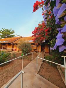 a walkway in front of a house with flowers at Quintal das Estrelas in São Pedro