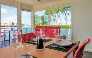 uma mesa com copos de vinho e vista para a água em Beautiful Ship-boat In Nieuwpoort With Wifi And 1 Bedrooms em Nieuwpoort