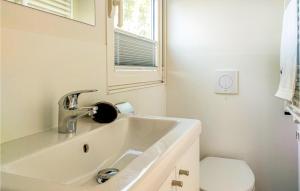 een witte badkamer met een wastafel en een toilet bij Beautiful Ship-boat In Nieuwpoort With Wifi And 1 Bedrooms in Nieuwpoort