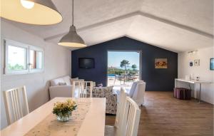 una sala da pranzo e un soggiorno con tavolo e sedie. di Awesome Home In Sutivan With Private Swimming Pool, Outdoor Swimming Pool And Heated Swimming Pool a Sutivan (San Giovanni di Brazza)