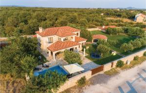 Et luftfoto af Gorgeous Home In Gorica With Kitchen