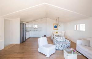 una sala de estar con un sofá y una mesa en Lovely Home In Sutivan, en Sutivan