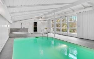 LumsåsにあるStunning Home In Nykbing Sj With Sauna, Wifi And Indoor Swimming Poolのバスタブ付きの家の屋内スイミングプールを利用できます。
