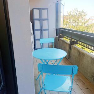 2 sillas y una mesa en el balcón en Appartamento Velocipede en Cervignano del Friuli