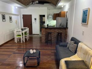 sala de estar con sofá, mesa y cocina en Departamento tipo Loft en Balvanera en Buenos Aires