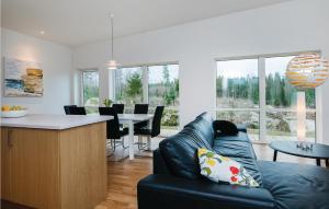 cocina y sala de estar con sofá y mesa en Awesome Home In Holmsj With Kitchen en Holmsjö