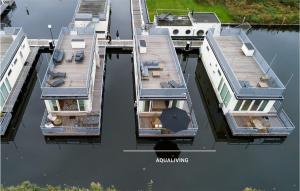 una vista aérea de un muelle con un barco en el agua en Stunning Ship In Aalsmeer With Harbor View, en Aalsmeer