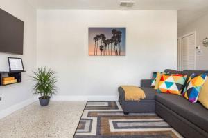 ein Wohnzimmer mit einem Sofa und einem Gemälde an der Wand in der Unterkunft Sleeps 8, Havana Nights in Miami in Miami