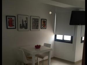 a dining room with a white table and a window at Estudio San Lorenzo in San Miguel de Tucumán