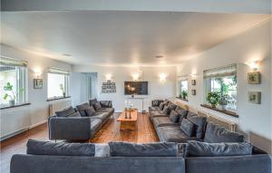 Posezení v ubytování Cozy Home In Knebel With Indoor Swimming Pool