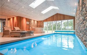 Bazén v ubytování Cozy Home In Knebel With Indoor Swimming Pool nebo v jeho okolí