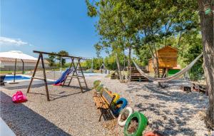 un parco giochi con altalena e albero di Beautiful Home In Kunj With Wifi a Kunj