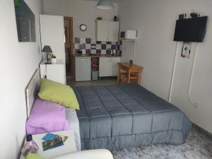 1 dormitorio pequeño con 1 cama y cocina en Estudio La Luna, en Bajamar