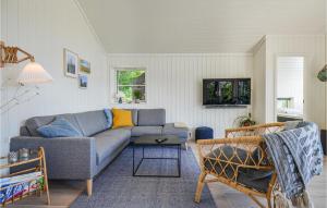 uma sala de estar com um sofá e uma mesa em Beautiful Home In Ebeltoft With Kitchen em Ebeltoft