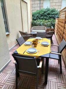 uma mesa com uma toalha de mesa amarela num pátio em BUENOS AYRES 45 em Chiavari