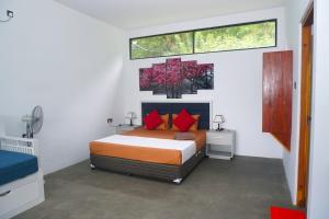 A bed or beds in a room at Victoria Hideout
