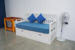 A bed or beds in a room at Victoria Hideout