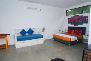 A bed or beds in a room at Victoria Hideout