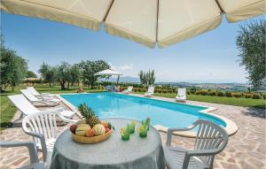 Avigliano的住宿－Sanquirico，游泳池旁的一张桌子和一碗水果