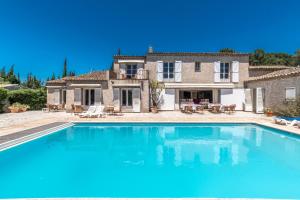 une grande piscine en face d'une maison dans l'établissement Hôtel La Boulangerie, à Grimaud